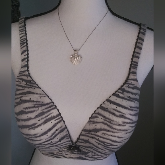 Victoria Secret - Picture 2 of 4